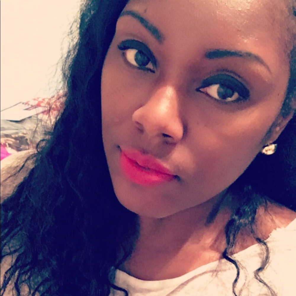 Meet your Posher, Tee